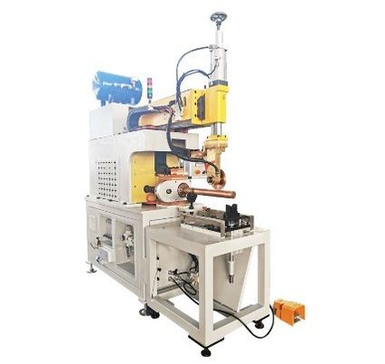 Il PLC controlla la macchina di saldatura a cucitura, con una gamma di dimensioni da 300 a 900 millimetri e una capacità nominale di 50 KVA.