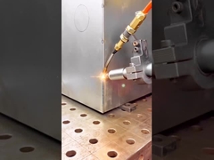 Attrezzatura automatica 1000W 2000W 3000W della macchina della saldatura a laser della fibra di CNC del braccio del robot industriale